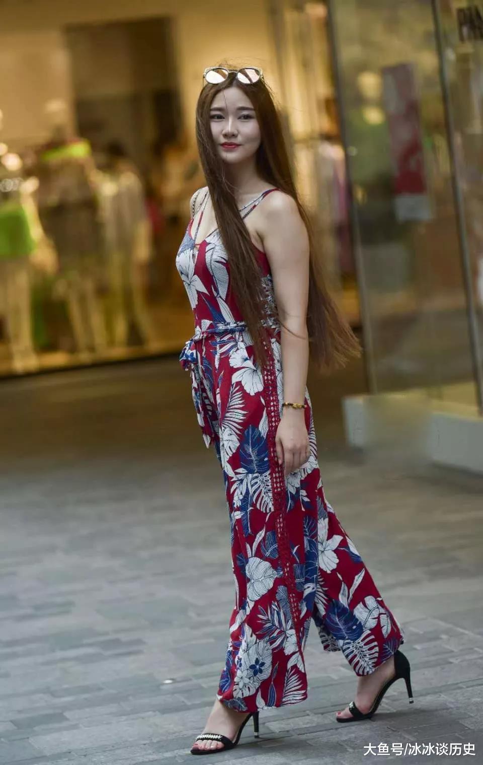 街拍穿花色吊带裤裙的性感女神,魅力的身姿,气质华贵很显富态