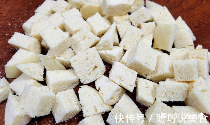 天热我家常做此早餐，裹上鸡蛋液，简单一炒，饭菜一锅出，真香呀