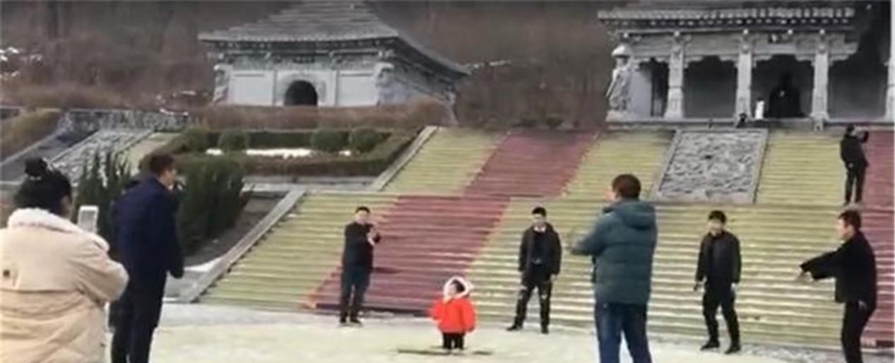 壮观|8个舅舅“独宠”一个小外甥女,回姥姥家场面太壮观,网友:羡慕