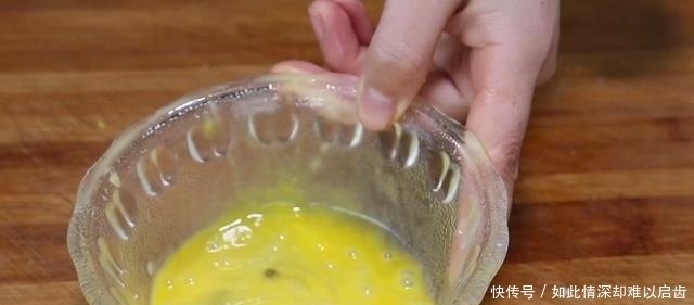 我家鸡肉从不炒着吃,淋入1个鸡蛋,简单一做,比红烧肉还馋人