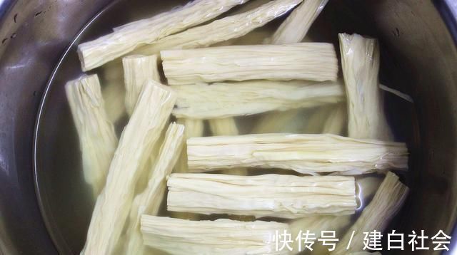 泡腐竹,直接加水是错的学会大厨的做法,半小时泡发好,不夹生