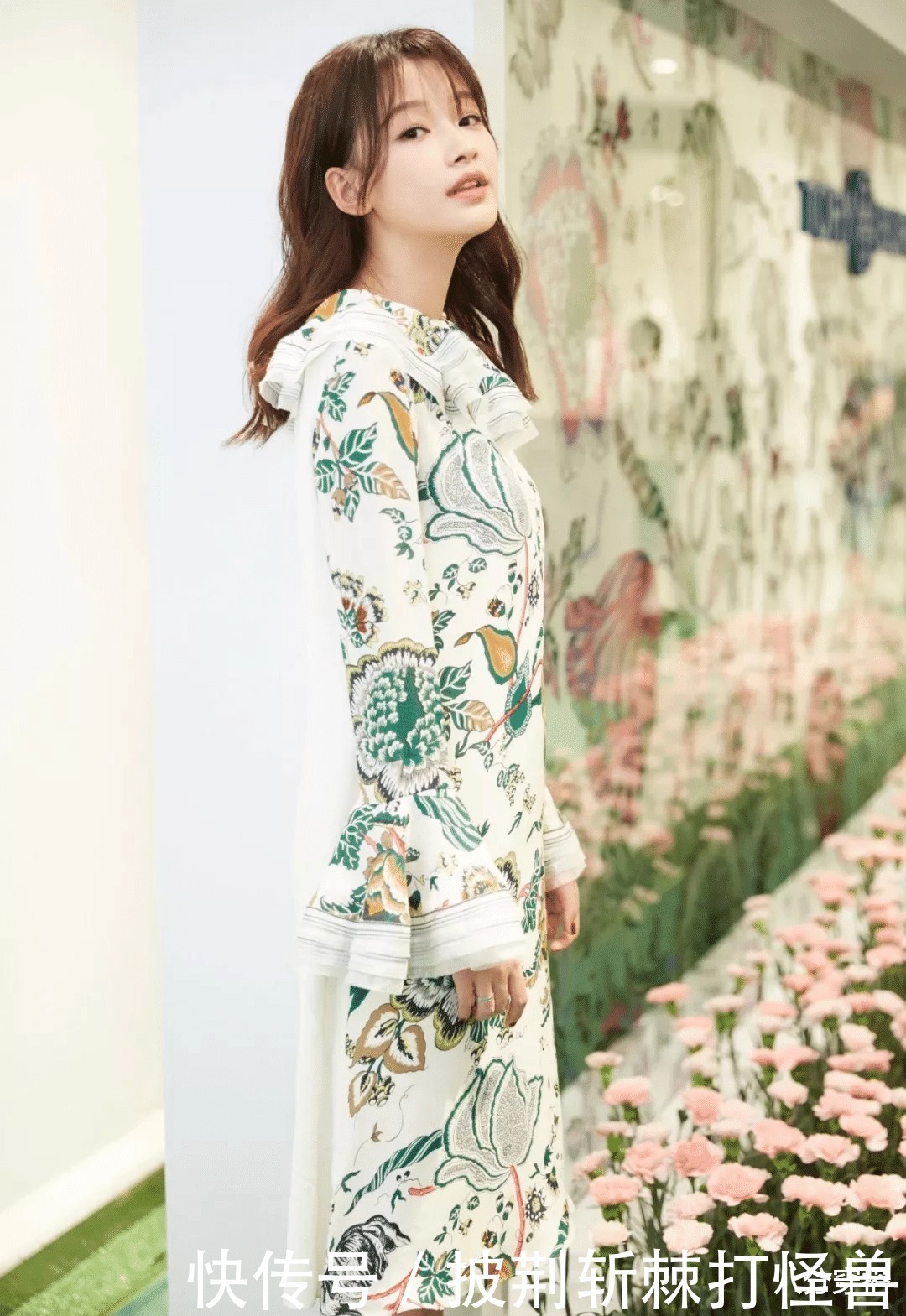 26岁孙怡真会打扮!穿白色衬衫连衣裙清新脱俗,美成初恋女友模样