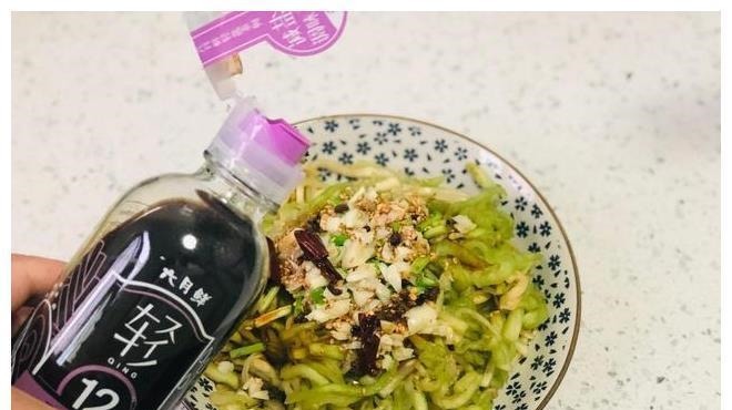 天热了,茄子别再炒着吃,试试这种吃法,不炒不蒸,一大盘不够吃