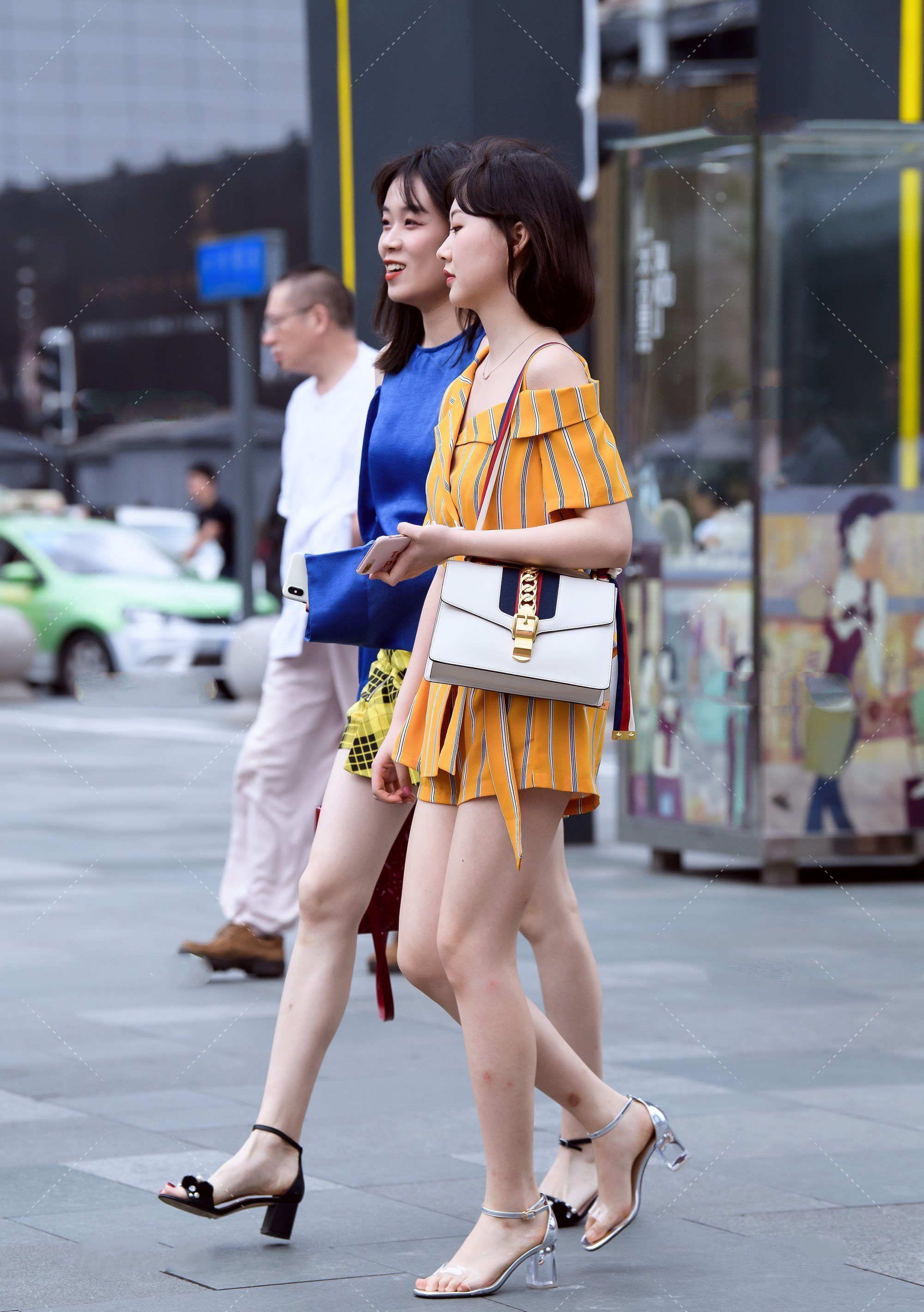 明黄条纹图案西装裙出街，美丽动人，时髦感十足