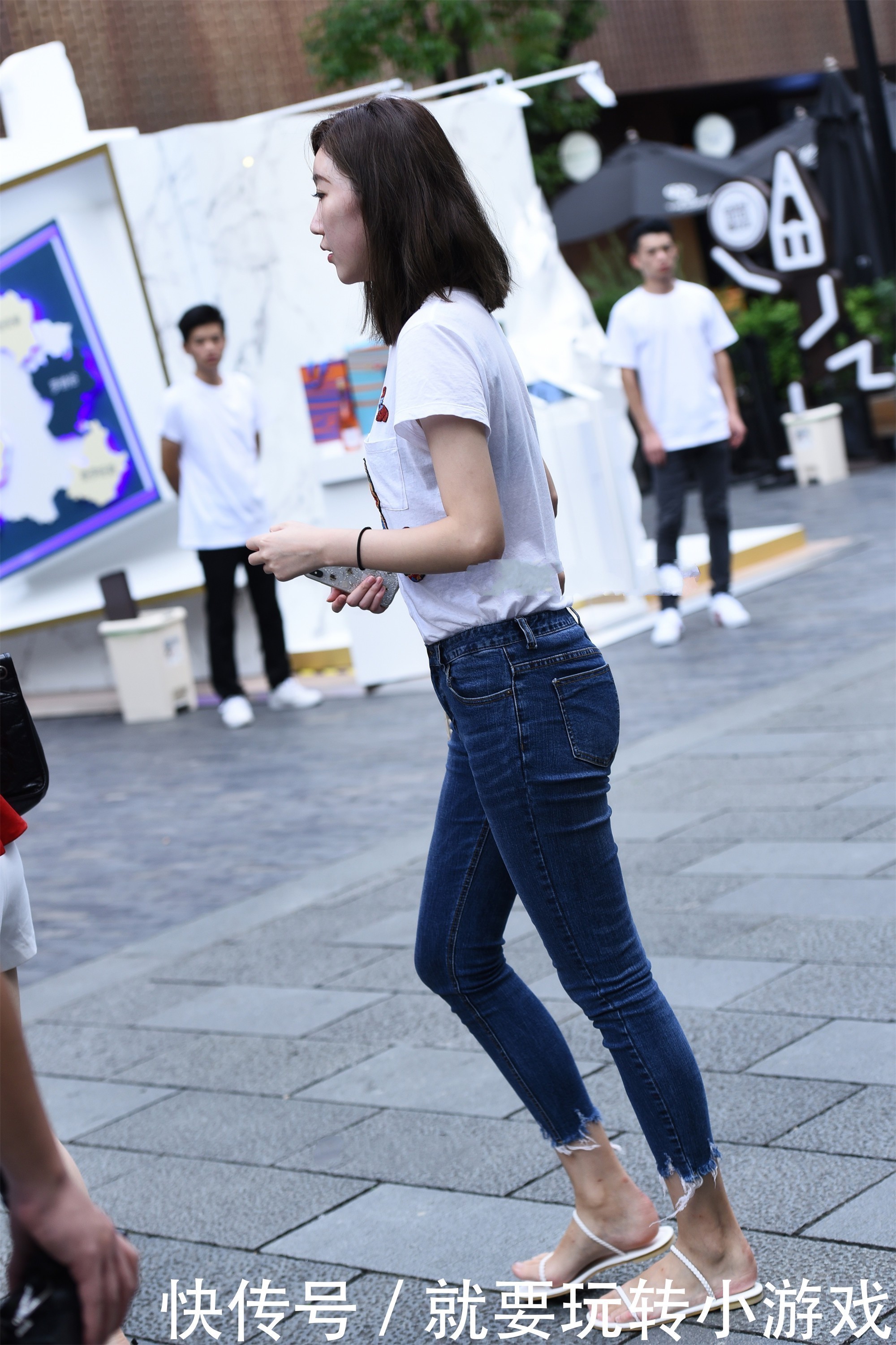 短袖配牛仔裤,简单大方,而且两个都是很百搭的衣服