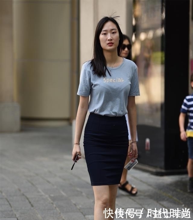 浓郁|连衣裙散发着浓郁的时尚气息,清爽又个性