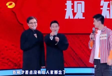 《吐槽大會》提詞器曝光，曾遭相聲名家砸掛，扯開了行業遮羞布？