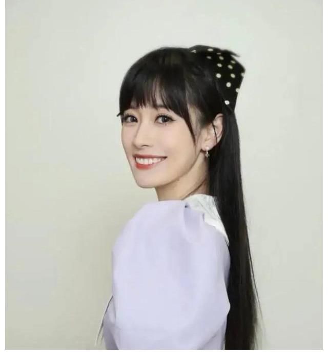 一姐|司雯嘉能夠走到娛樂主持一姐的位置嗎？網友：她還需要磨練