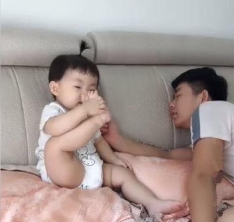 小宝宝|萌娃抬脚让哥哥闻闻,哥哥假装被熏晕,孩子随后的反响萌翻