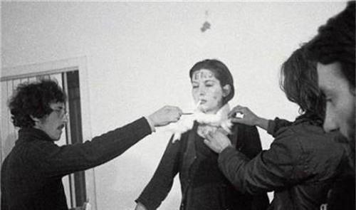 摧残|她将身体麻痹6小时任人处置,没有等到爱与鲜花,只有暴徒的摧残