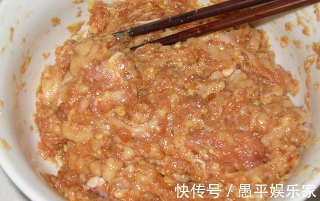 拌饺子馅时,记得先打水,很多人先加调料,难怪饺子馅发柴不入味