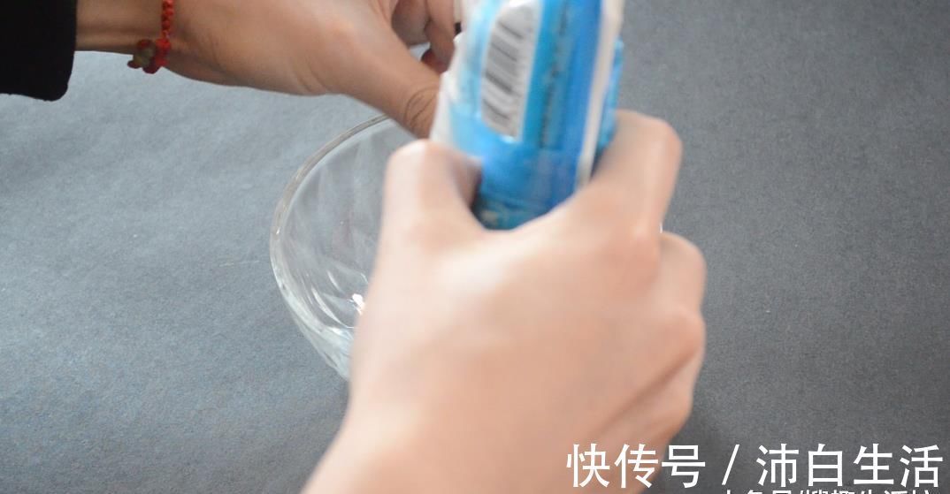 洗碗槽的排水口又脏又臭难清洗 用这个方法能帮你解决, 省钱又实用