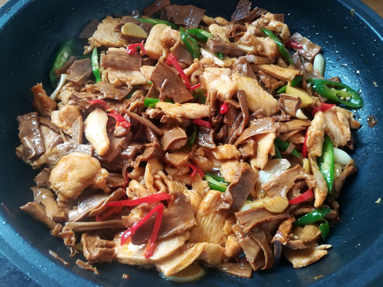 冬天吃山药白菜,都不如多吃它,我家每年囤一箱,炒菜炖肉都好吃