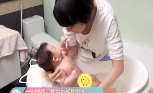 生病|孩子生病老人这样给娃“洗澡”,医生怒斥差点丧失“生育”能力