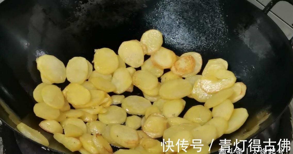 下饭|土豆别再炒着吃，教你一招，美味软糯又下饭，简单易做孩子爱吃