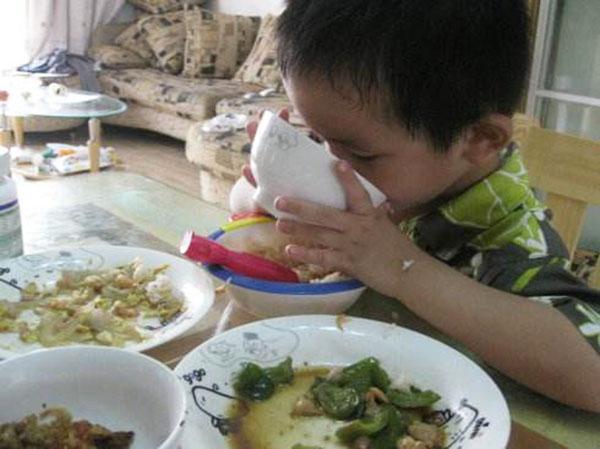 孩子|孩子将来孝不孝顺，吃顿饭能看出有几种表现的娃，往往是孝子