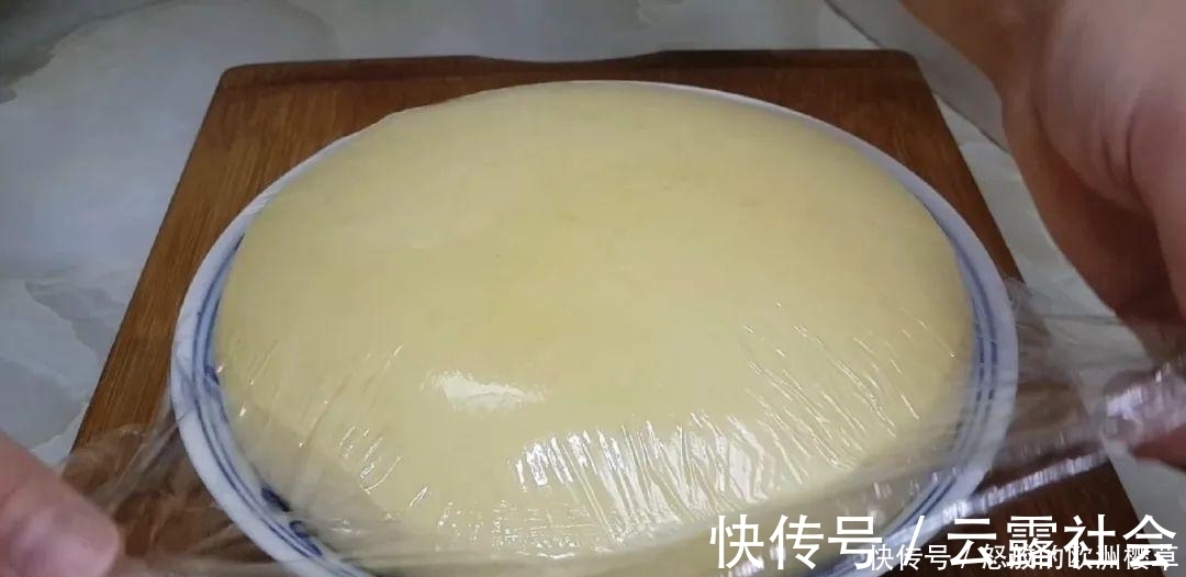 面包这样做才好吃,加4个鸡蛋,比蛋糕简单好吃,没烤箱也能成功