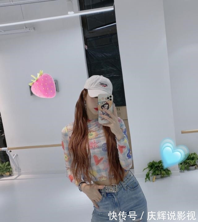 孔雪兒太膽大，牛仔半裙開到大腿盡頭，為了紅真是拼了！