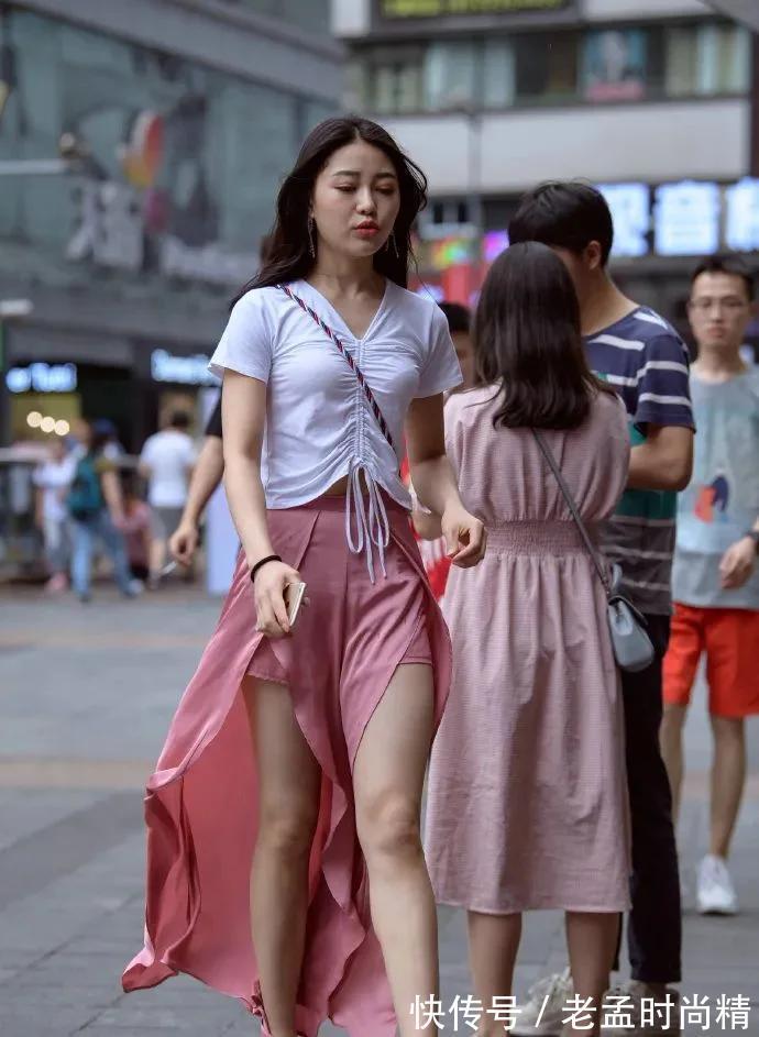 时尚 街拍:时尚潮流女装,穿搭红色裙子的女子,潇洒的走太漂亮了
