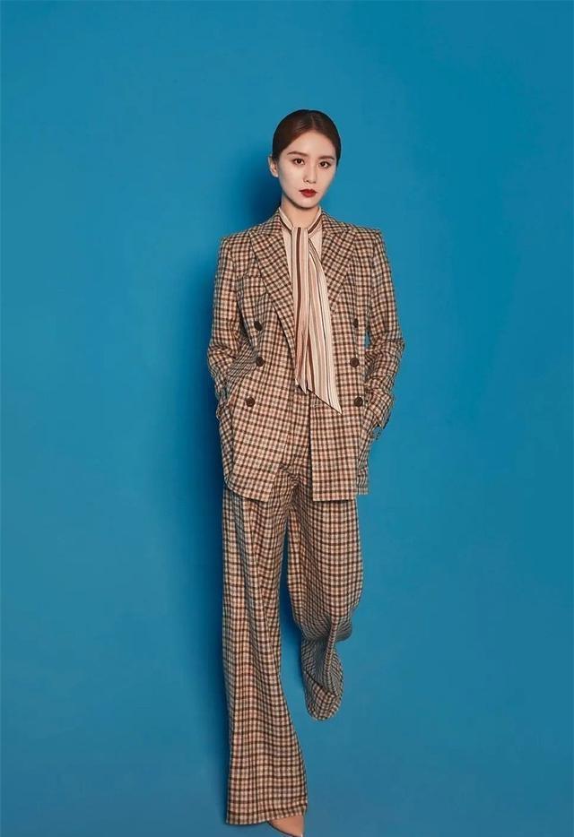 修身|美女十分有魅力, 搭配黑色的修身上衣, 很是动人