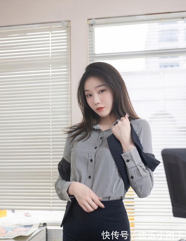 职业套装|长发美女穿条纹职业套装，配上黑色丝袜高跟鞋彰显职业女性的时尚