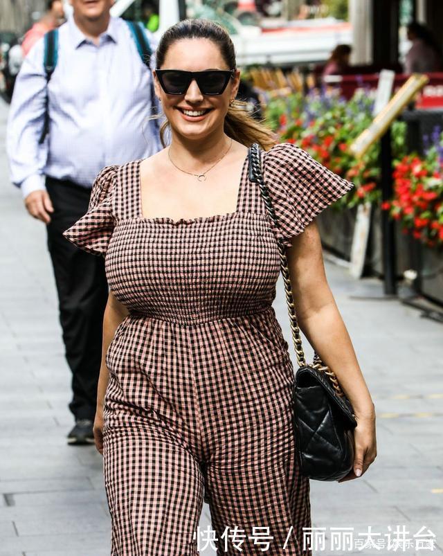 看起来很|凯莉·布鲁克穿格子连身裤优雅大方,脚踏拖鞋清爽自在