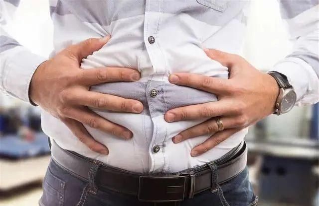 男性衰老时,晨起后一般会有5“怪像”,假如没有,恭喜还年轻