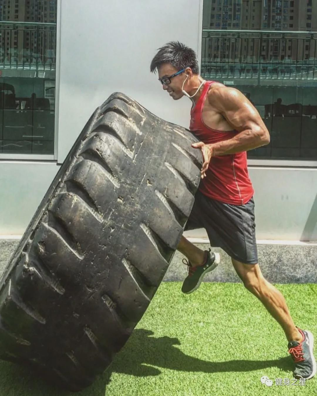 超硬核眼镜|超硬核眼镜小哥秀肌肉，筋肉身材太生猛了！