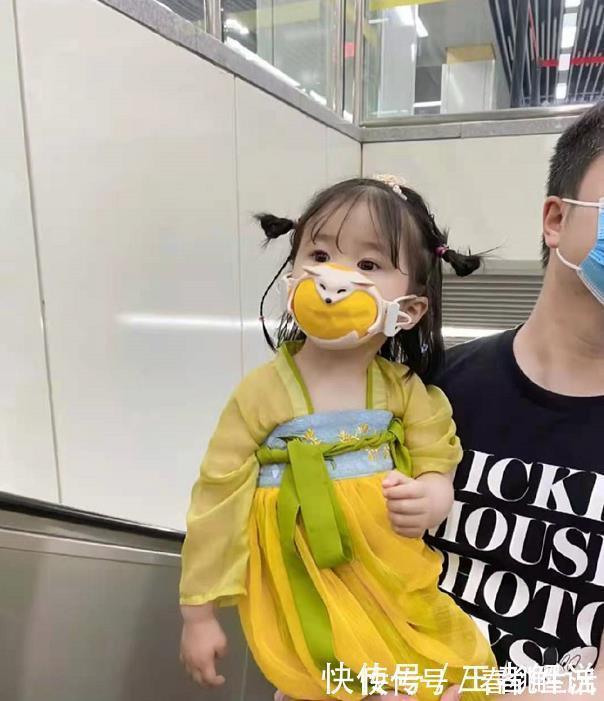 打扮|2岁“洛丽塔女孩”意外走红,呆萌可爱又讨喜,仿佛是行走的衣柜