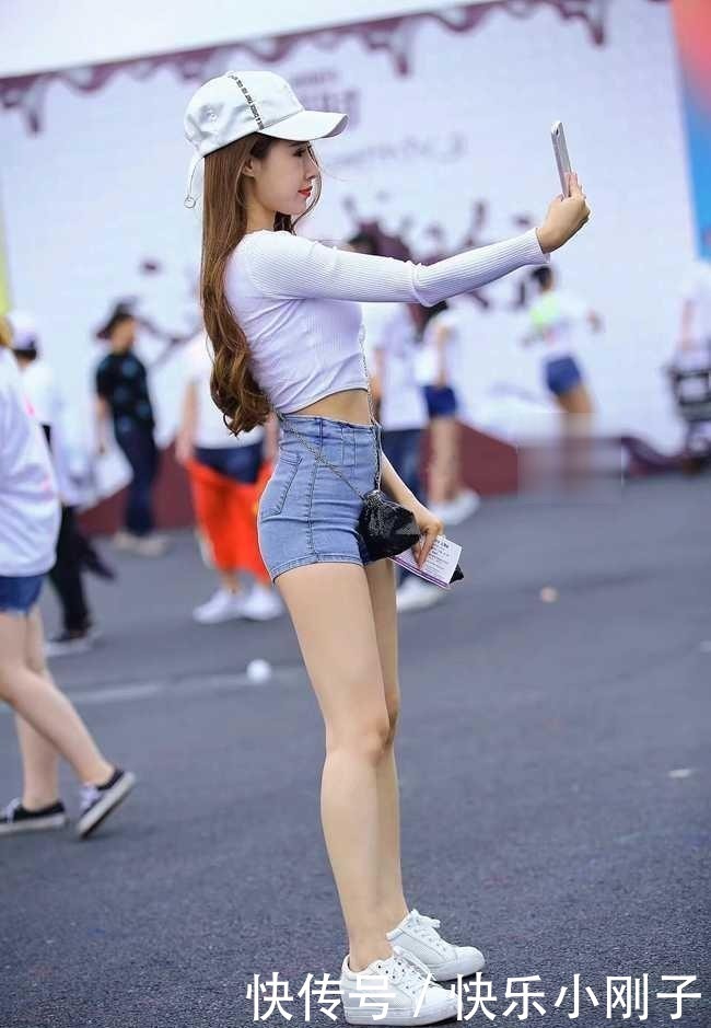 个性单肩上衣,搭配简单的牛仔热裤,让整个人更加魅力动人