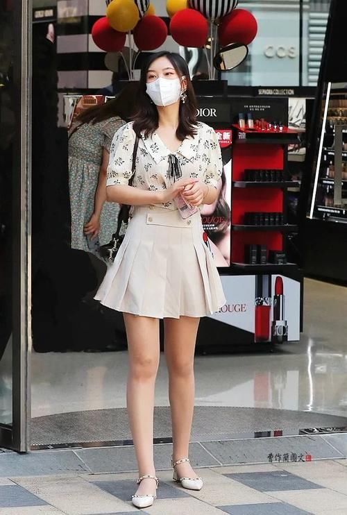 鞋子|街拍：浅口平底鞋美女，掩饰不住的轻熟风