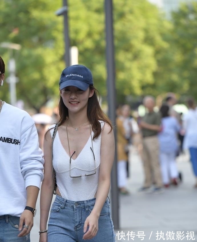 穿搭 苗条女生的别致穿搭,既时髦又有魅力,轻松展现个性美!