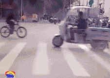 |搞笑GIF段子:美女,开车要握住方向盘不能看帅哥,注意前方有车