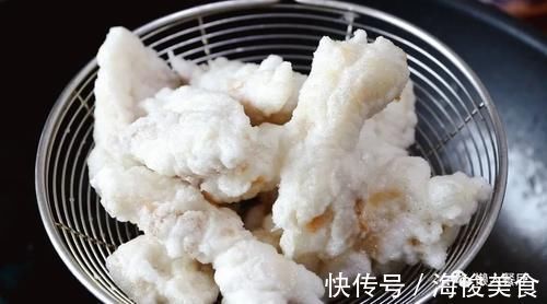 五花肉裹上淀粉糊，加一碗料汁炒，太下饭了，外皮想要更脆有窍门