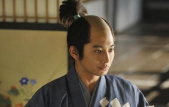 中国!日本学者写了一上联“藐视中国”,中国网友对出下联有力地回击!