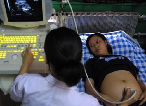 怀孕做B超时，在肚子上涂抹的透明胶体是什么，大多孕妈还不了解