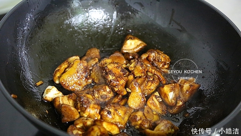  夏天的懒人焖饭，饭菜一锅出，平时一碗的饭量，现在能吃两碗