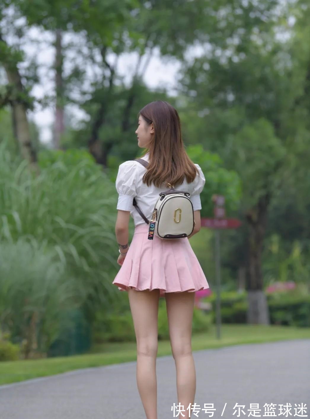 衬衣 白色淑女款衬衣,搭配时尚百褶半身裙,温柔青春造型绝美!