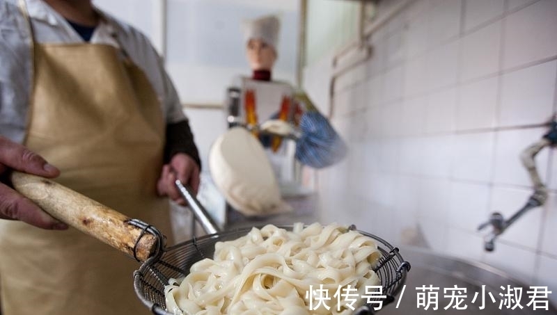 煮面条时，最忌水开下锅，面馆老板：牢记3点，面条爽滑又筋道