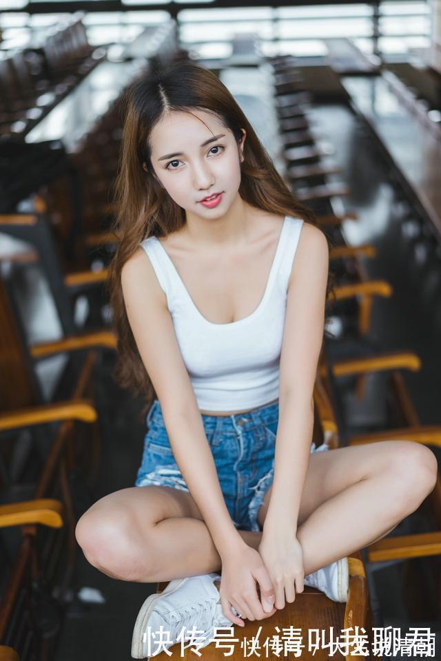 背心 白色背心搭配牛仔短裤,干净利落,俏皮可爱