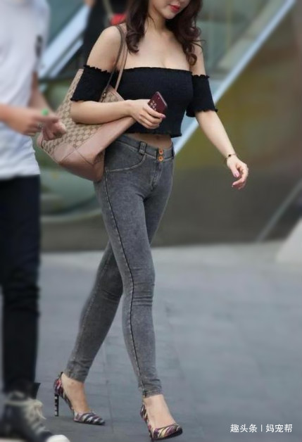 上衣 简约牛仔裤+魅力裹胸上衣,精神饱满,彰显夏日清爽气息