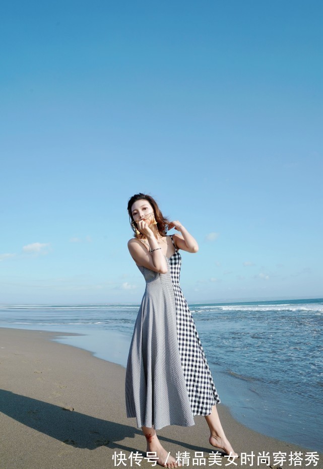 旅游|一款仙气飘飘的旅游海滩度假连衣裙，让你留住永不消失的风采