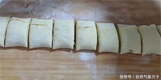 面团|玉米面饼这样做，加多一种材料，口感丰富，吃着蓬松柔软，真香