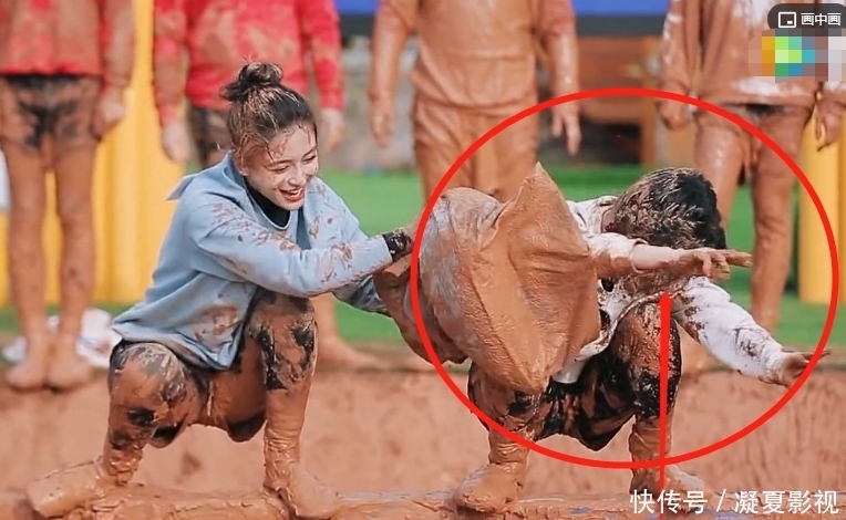 跑男 蔡徐坤三亚穿棉服,手中的东西亮了,这才是录制跑男的正确方式