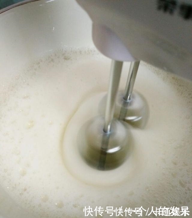 蛋糕|电饭煲蛋糕 起的非常高，材料只需4样 可香了松软好吃