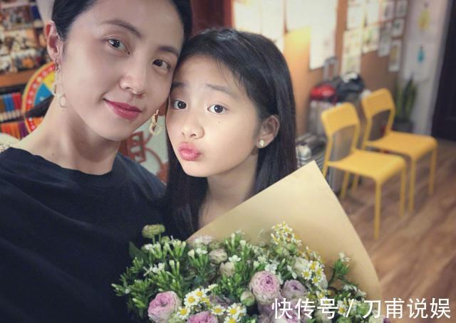 老大爷|老人扔男孩书包''强逼让座'',孩子爸爸看见按住宝宝坐好别动