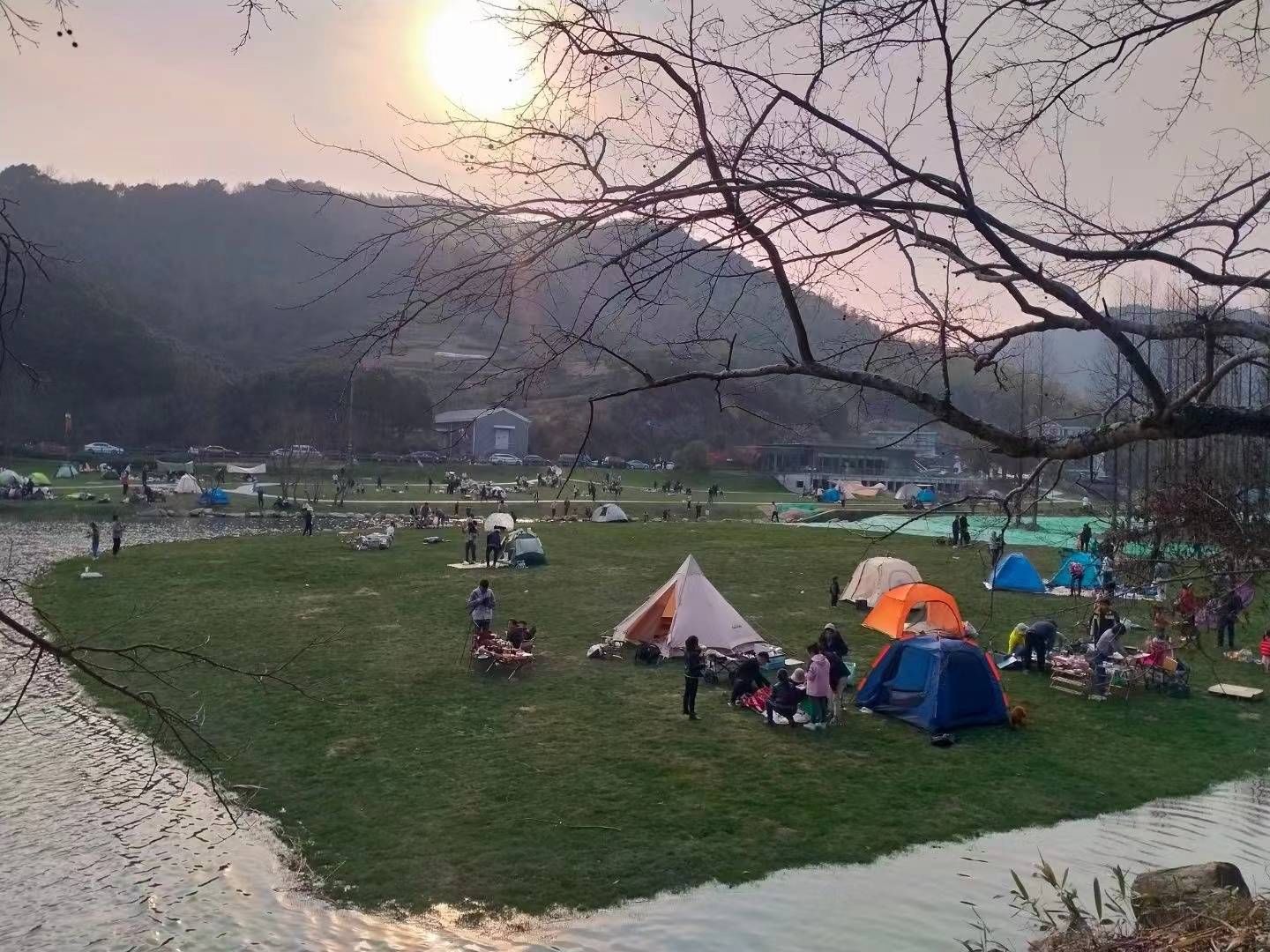 露营|“草坪经济”促乡村文旅奔“富”，上周末九龙湖露营游客突破万人次