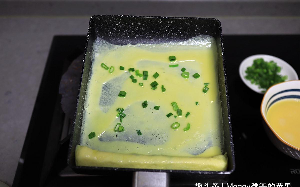 厨艺|鸡蛋的别致吃法,4个蛋摊7张蛋皮卷成筒,香嫩多汁特别显厨艺