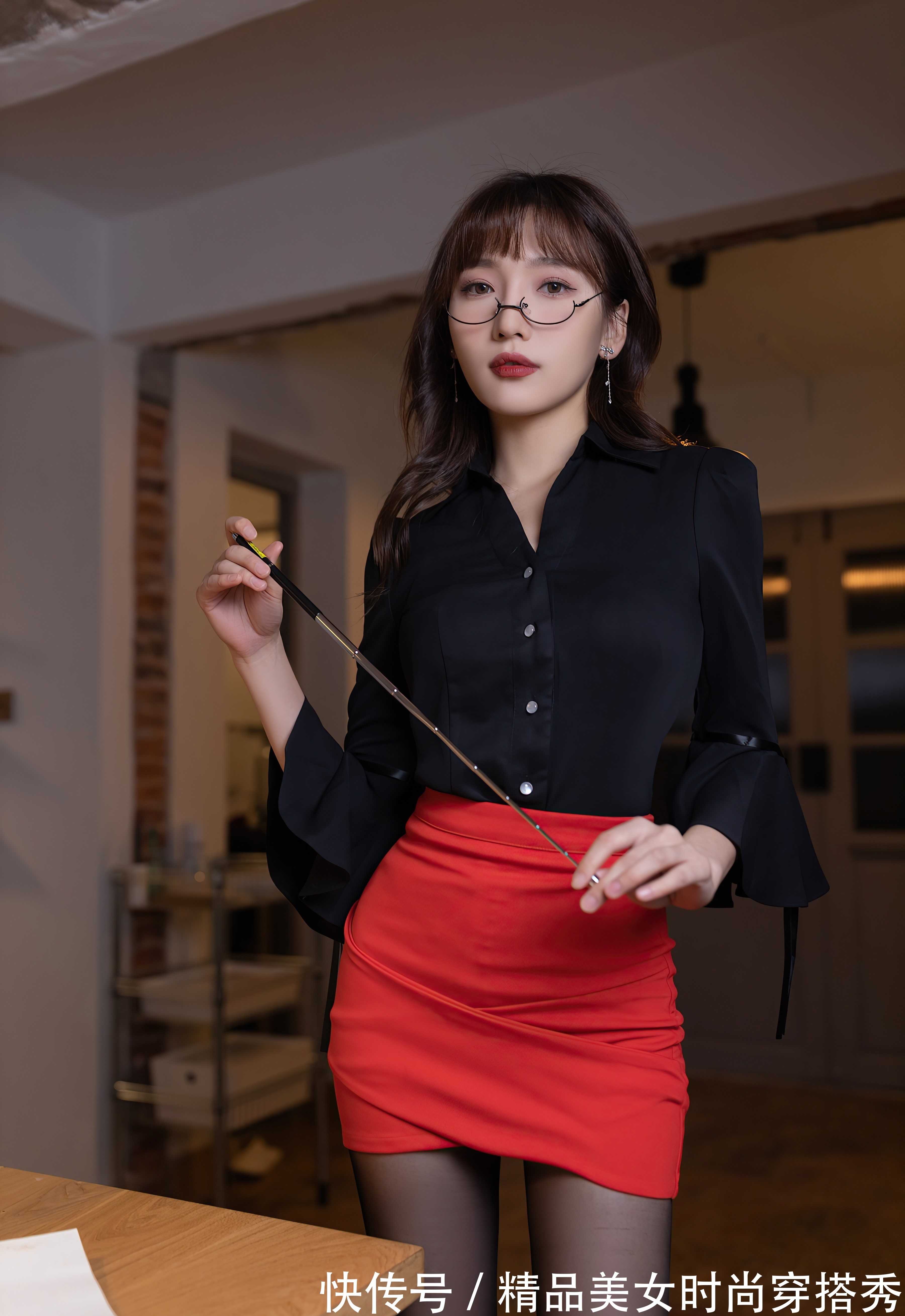 包臀裙 黑色雪纺衫搭配红色包臀裙,个性时尚,尽显女性魅力