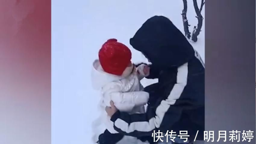 表情|14个月大的萌娃第一次见到雪的小表情火了,网友:也太可爱了吧!